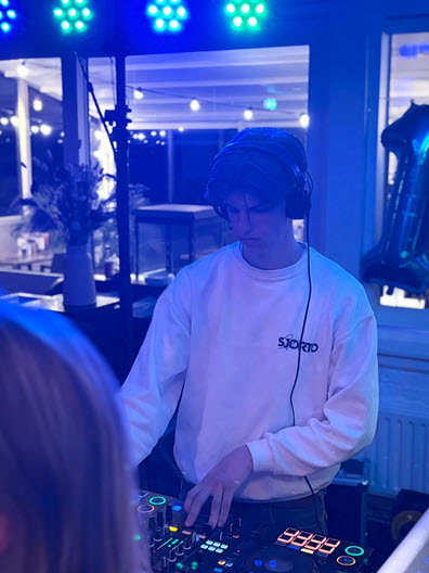 images/fotos/DJ-Sjorto-01.jpg#joomlaImage://local-images/fotos/DJ-Sjorto-01.jpg?width=396&height=528