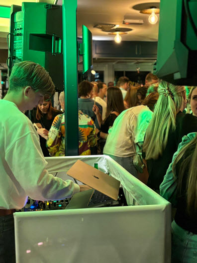 images/fotos/DJ-Sjorto-02.jpg#joomlaImage://local-images/fotos/DJ-Sjorto-02.jpg?width=396&height=528